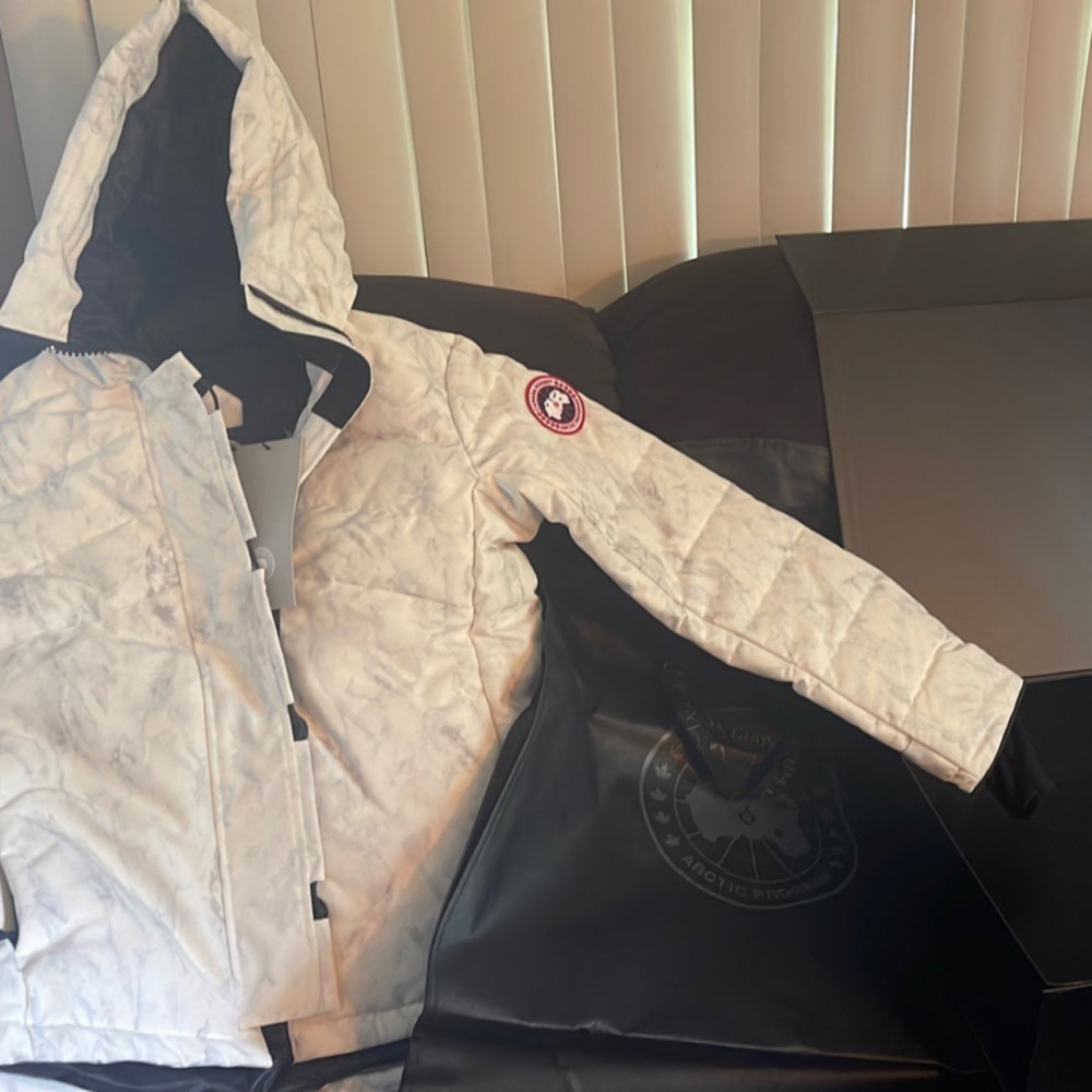 White Canada Goose Men’s Coat Size MM